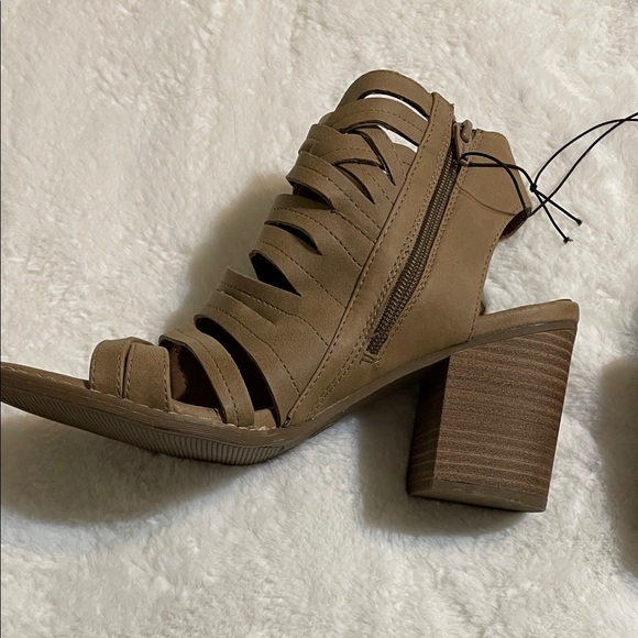Universal Thread Strappy Block Heels - Picture 14 of 14